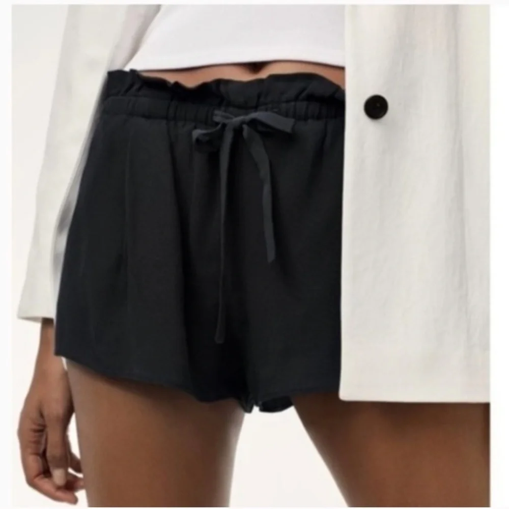WILFRED ARITZIA BLACK DRAWSTRING SHORTS WITH POCKETS. Size M